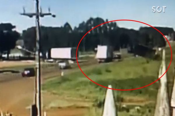 Imagem referente a notícia: Câmera de monitoramento registra impressionante colisão frontal entre carretas na BR-369