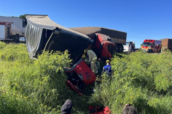 Imagem referente a notícia: Homem morre encarcerado após colisão frontal entre caminhões na BR-369 em Cascavel