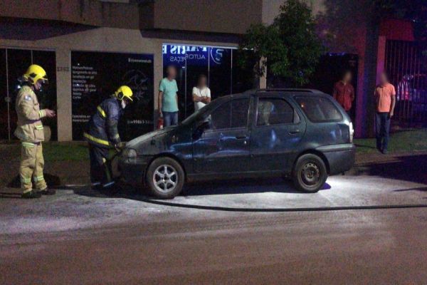 Imagem referente a notícia: Incêndio destrói veículo no bairro São Cristóvão, em Cascavel