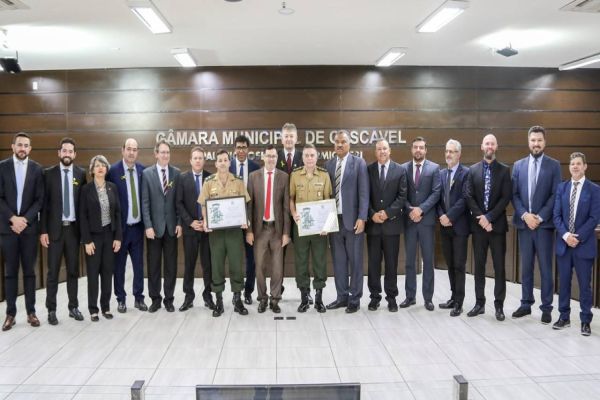 Câmara entrega homenagens à 15ª Brigada de Infantaria Mecanizada e à sua Banda