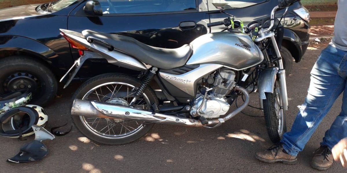 Acidente de trânsito envolvendo moto e carro é registrada na Rua Estilac Leal