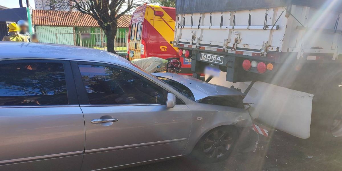 Carro colide na traseira de caminhão estacionado no Bairro São Cristóvão