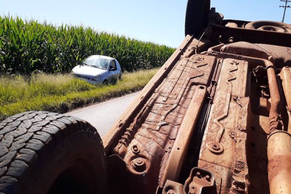 Imagem referente a notícia: Acidente na PR-180 provoca capotamento e deixa motorista ferido em Cascavel