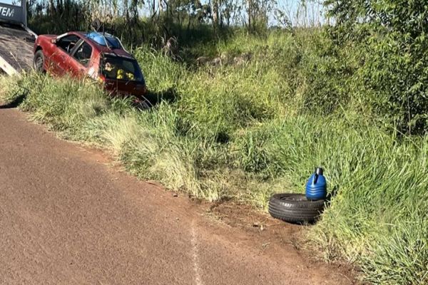 Palio perde controle e capota na BR-369 em Cascavel