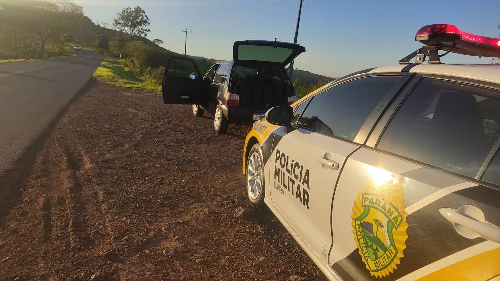 Polícia Rodoviária Estadual apreende veículo com pneus contrabandeados em Diamante do Oeste