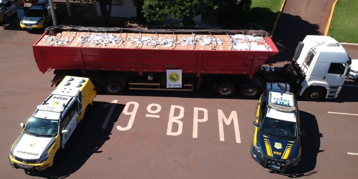 PRF e PM/PR apreendem caminhão carregado com 500 mil maços de cigarros no oeste do estado