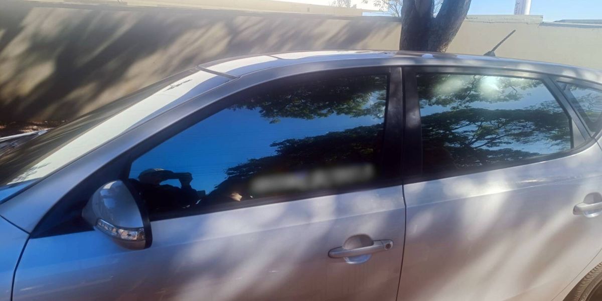 Aprendiz de condutora é pega dirigindo ilegalmente em frente ao Detran; PM apreende veículo