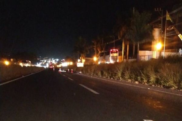 Pedestre e motociclista morrem em sequência de atropelamentos na BR-376 no norte do Paraná