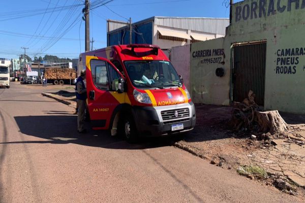 Homem escapa ileso ao ser atropelado por caminhão enquanto realizava sinalização no Bairro Cataratas