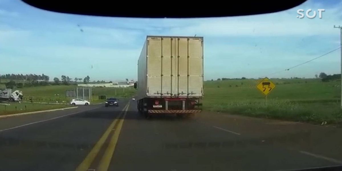 PRF apreende caminhão com carga de cigarros contrabandeados e condutor foge em Alto Piquiri