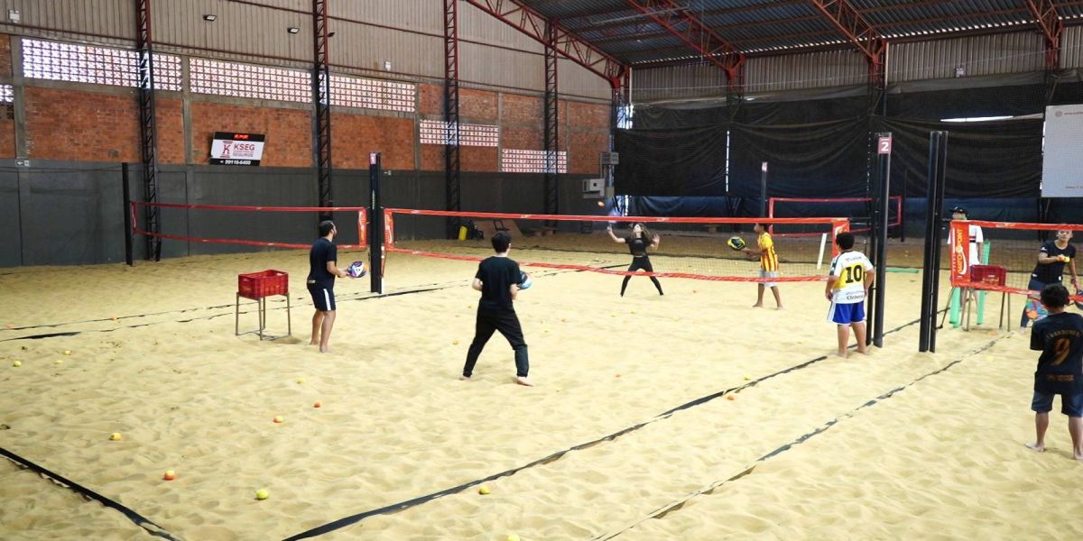 Parceria entre o município e iniciativa privada promove inclusão social por meio do beach tennis