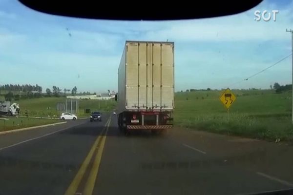 Imagem referente a notícia: PRF apreende caminhão com carga de cigarros contrabandeados e condutor foge em Alto Piquiri