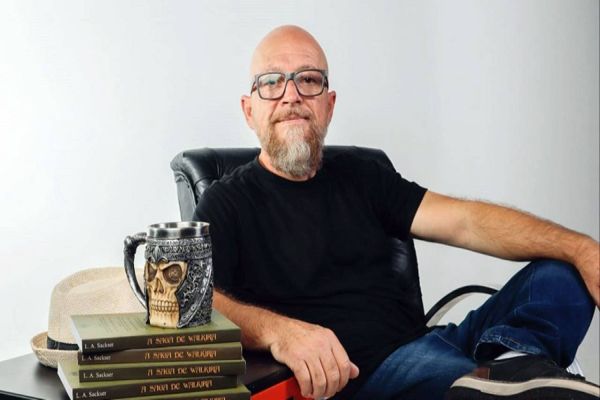 Em meio à pandemia, vendedor vira escritor e agora assina saga de livros de ficção de sucesso