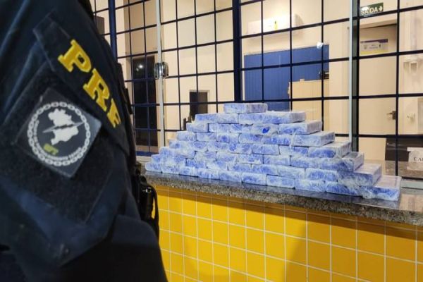 Imagem referente a notícia: PRF prende casal com mais de 50 quilos de cocaína no Paraná; assista
