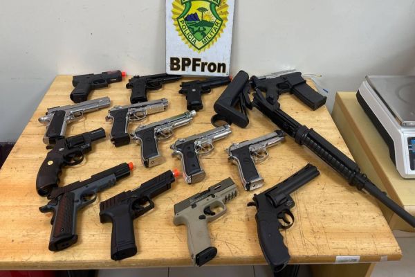 Polícia Militar do BPFRON apreende simulacros de arma de fogo em ônibus na rodoviária de Medianeira