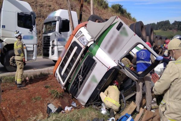 Caminhoneiro fica preso nas ferragens após tombamento na BR-163 em Lindoeste