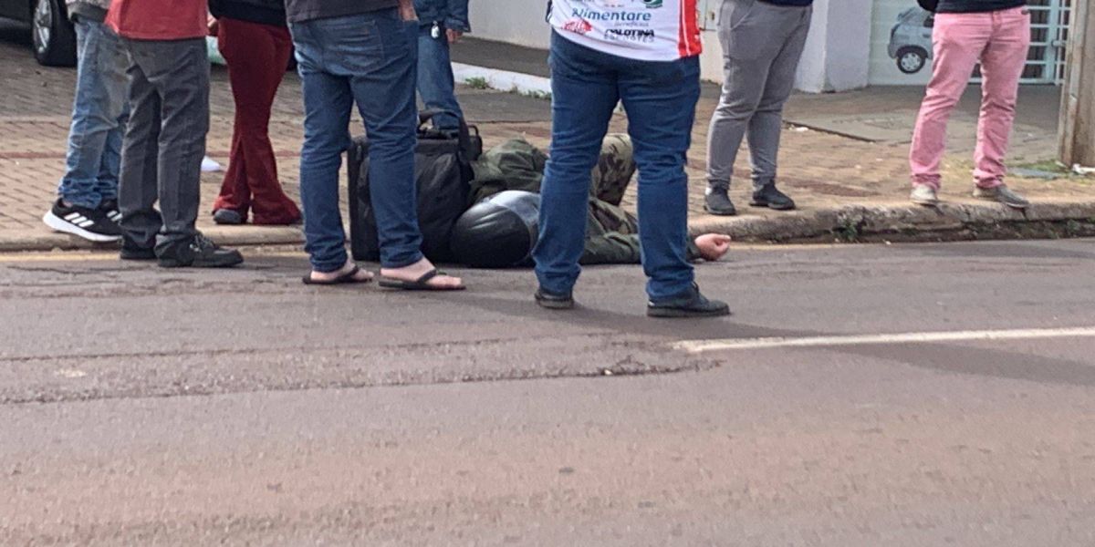 Jovem de 19 anos é socorrido após acidente de trânsito no Centro de Cascavel