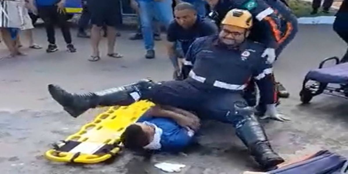 Socorrista do Samu escorrega e cai em cima de paciente durante atendimento