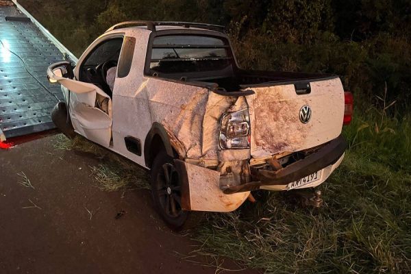 Jovem de 22 anos fica ferido após capotar Saveiro na BR-369 em Corbélia