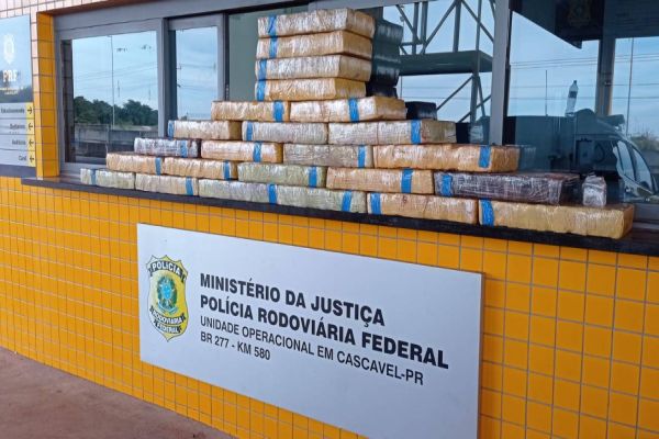 Imagem referente a notícia: PRF apreende grande quantidade de maconha e arma em ação na BR-369 em Cascavel
