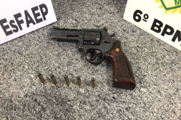 PM apreende arma de fogo em operação na Rua Fernando de Noronha, em Cascavel