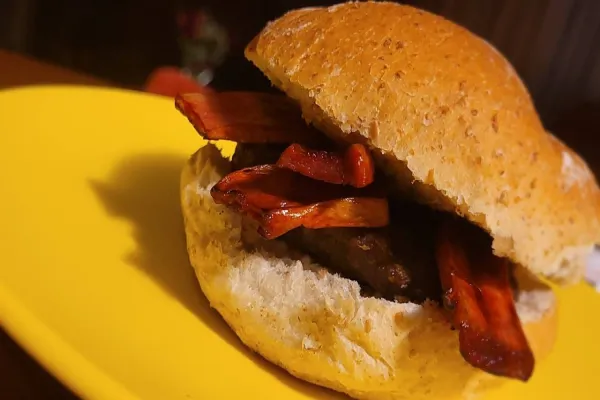 Foto relacionada a notícia: Universitários do Paraná desenvolvem bacon vegano