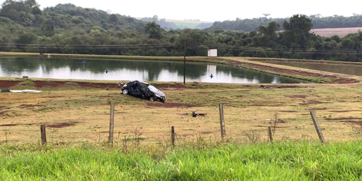 Mulher perde o controle da direção e capota Peugeot na BR-467 em Cascavel