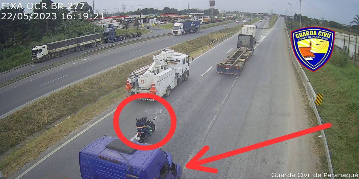Casal em moto morre após ser atingido por carreta na BR-277 em Paranaguá; O caminhão fugiu do local