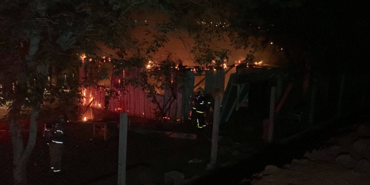 Incêndio destrói residência no Bairro Lago Azul; Moradora pede ajuda para recomeçar