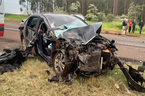 Imagem referente a notícia: Mulher fica gravemente ferida após colisão frontal na BR-277, em Santa Tereza do Oeste