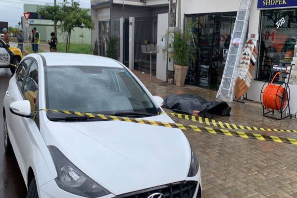 Imagem referente a notícia: Homem de 41 anos é morto com tiro na cabeça em via pública no Loteamento Siena