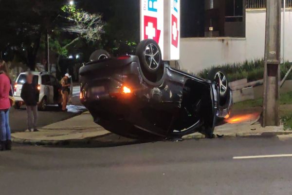 Imagem referente a notícia: HRV capota após forte colisão de trânsito no Centro de Cascavel