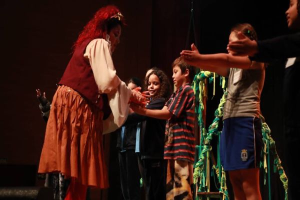 "Criança no Teatro" emociona alunos da rede municipal