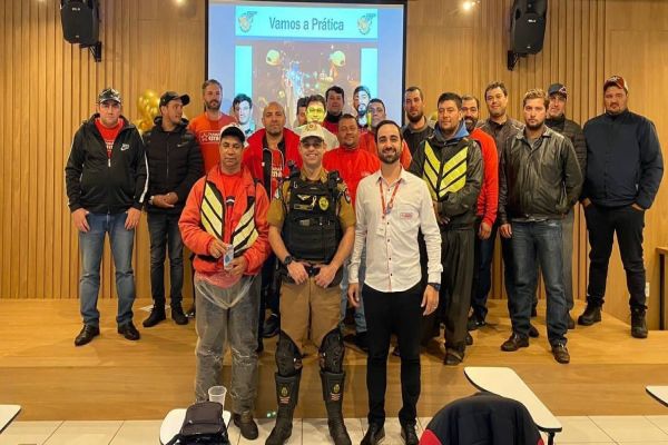 Maio Amarelo: Polícia Militar promove palestra aos entregadores da Farmácia Estrelas