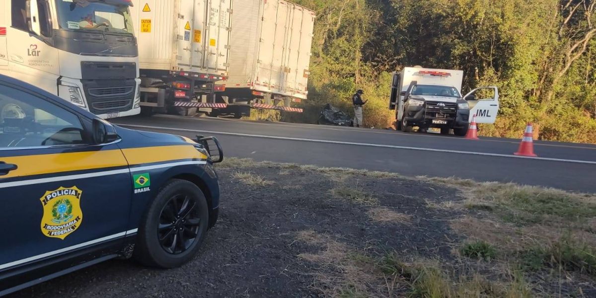 Três pessoas morrem em violenta colisão entre carro e caminhão na BR-277 em Palmeira