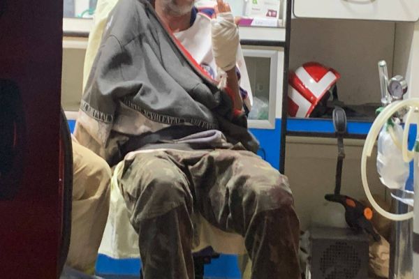 Imagem referente a notícia: Briga doméstica termina com homem esfaqueado na mão no Cascavel Velho