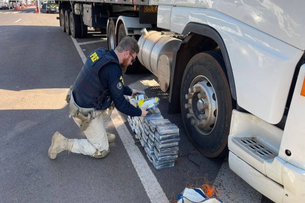 Imagem referente a notícia: Polícia Rodoviária Federal apreende 85 kg de cocaína avaliados em R$ 15 milhões na BR-277