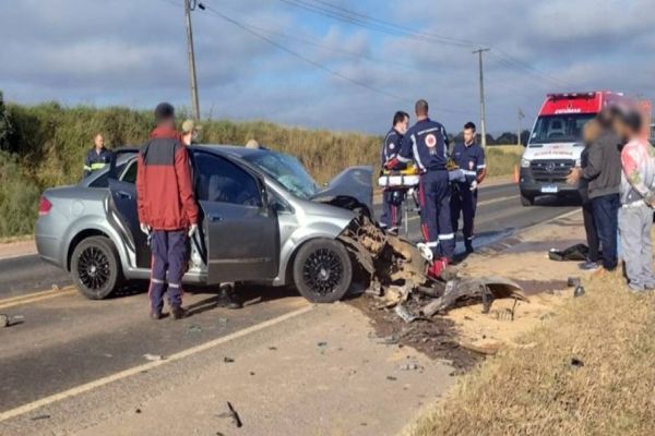 Grave acidente na PR-340 deixa uma pessoa morta e duas feridas em Castro