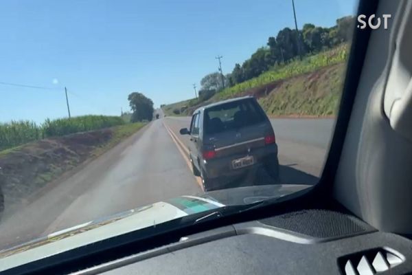 Imagem referente a notícia: Receita Federal apreende veículo com grande quantidade de cigarros eletrônicos após perseguição