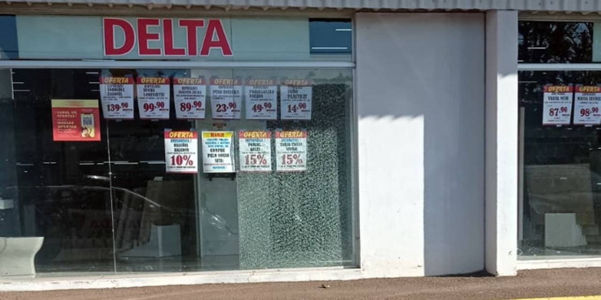 Homem é detido após causar tumulto e quebrar vidraça de empresa na Avenida Tancredo Neves