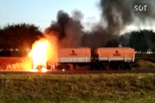 Imagem referente a notícia: Incêndio destrói caminhão na BR-467 em Dois Irmãos, distrito de Toledo