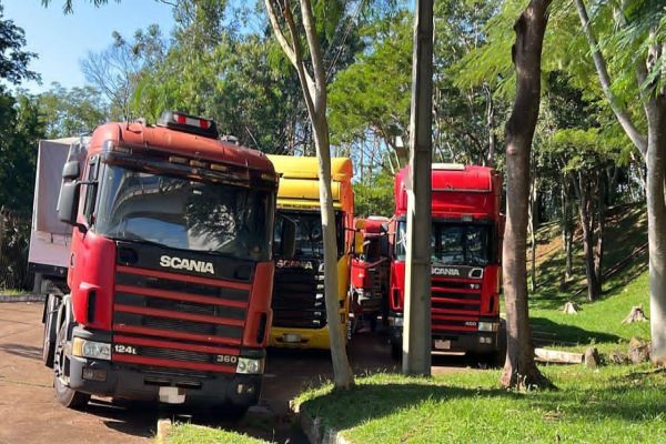 Receita Federal retém 18 caminhões por importação irregular de pneus