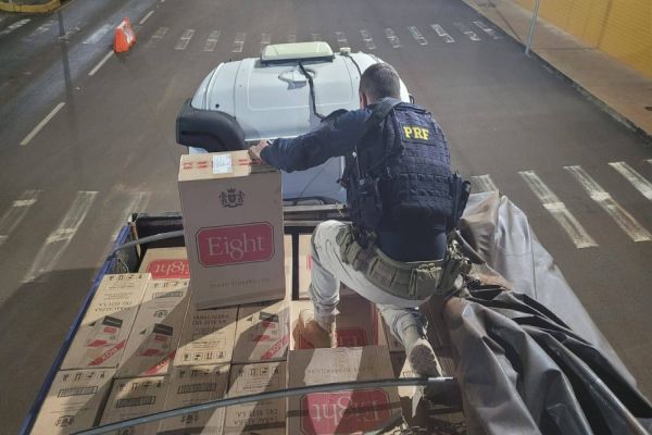PRF apreende carreta de  cigarros contrabandeados e prende duas pessoas em Guaíra
