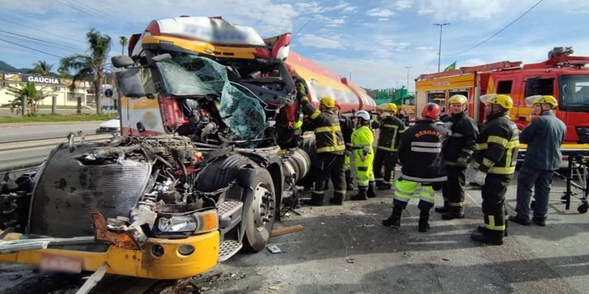 Caminhoneiro escapa ileso de grave acidente na BR-101