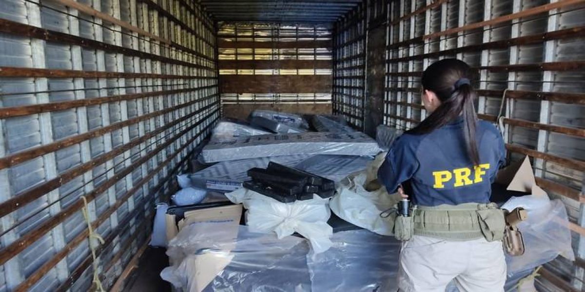 PRF apreende uma tonelada de maconha dentro de camas no Paraná; assista