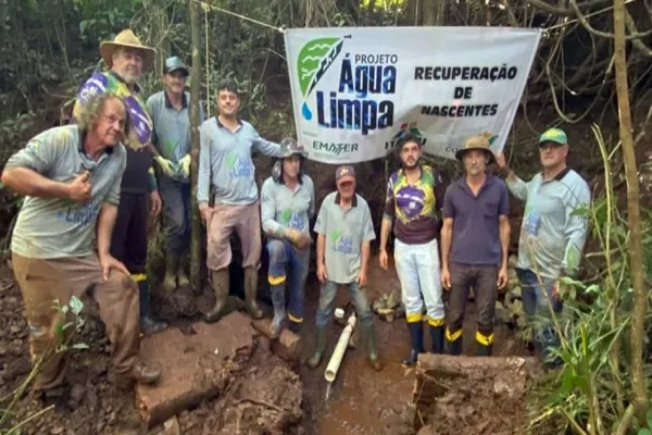 Foto relacionada a notícia: Projeto Água Limpa: Equipe realiza proteção de nascente na comunidade da Barra Bonita em Corbélia