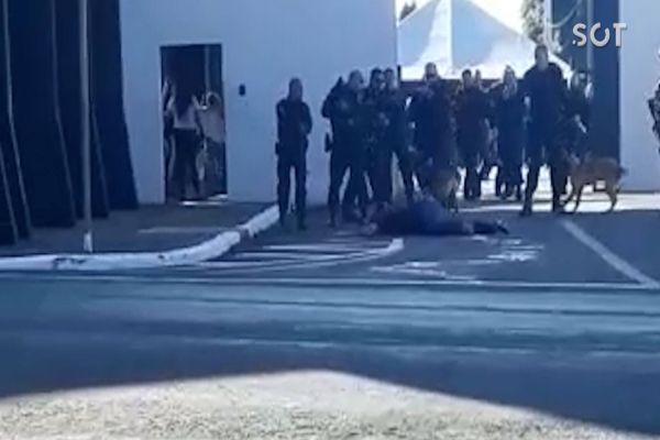 Imagem referente a notícia: Homem que assassinou esposa é morto em confronto com policiais penais na frente de penitenciária