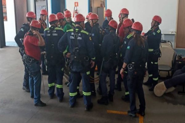 Agentes de Defesa Civil de Corbélia participam de curso de resgate em altura em Capitão