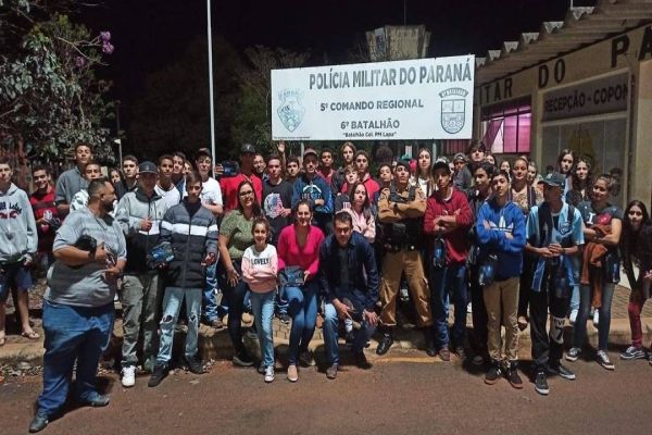 Alunos de Santa Tereza do Oeste e Santa Lúcia visitam Grupamento de Polícia Montada em Cascavel