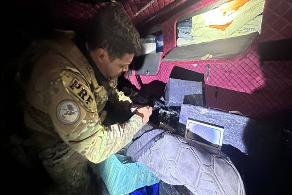 Imagem referente a notícia: Motorista é preso pela PRF com aproximadamente mil celulares ocultos na cabine de um caminhão baú